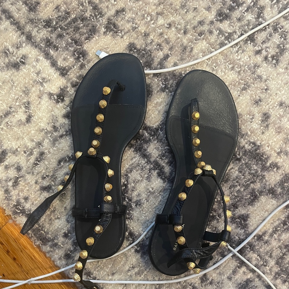 NEVER worn balancing a sandals